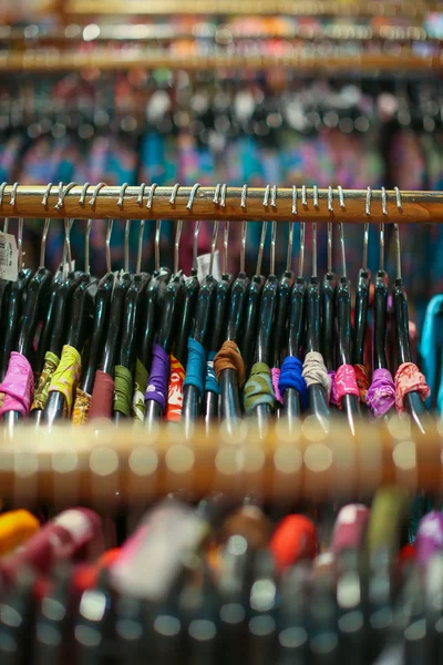 Een rack van kleurrijke shirts opgehangen voor verkoop op een beurs — Stockfoto