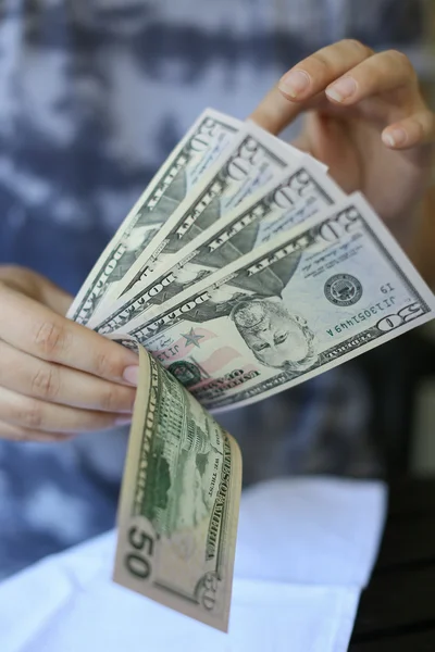 Руки женщины держат деньги — стоковое фото