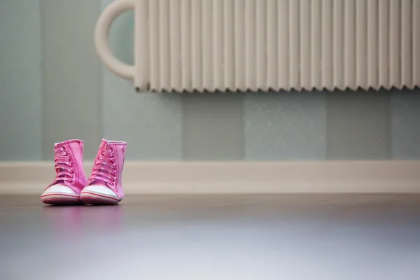 Belos sapatos de bebê rosa no chão — Fotografia de Stock