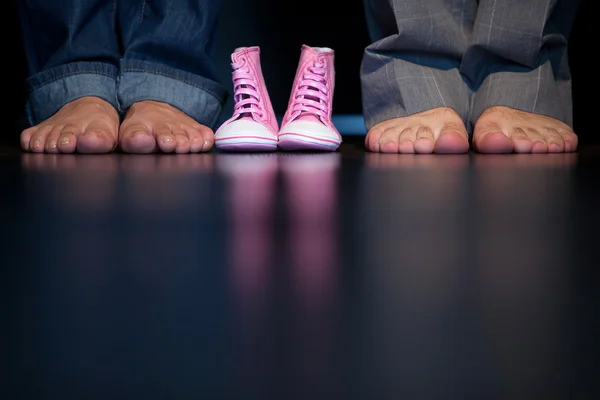 Children's shoes and feet — Stock Photo, Image