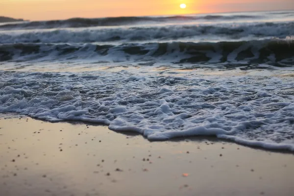 Ola de mar en una playa de arena — Foto de Stock
