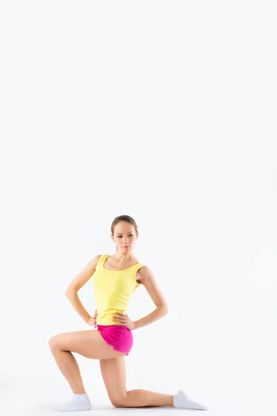 Joven hermosa atleta mujer haciendo ejercicio de fitness —  Fotos de Stock