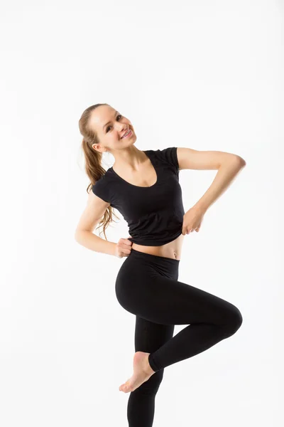 Fitness ragazza in piedi su una gamba — Foto Stock