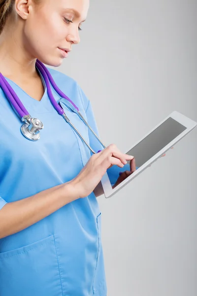 Gezondheidszorg en medische concept - vrouwelijke arts met een stethoscoop — Stockfoto