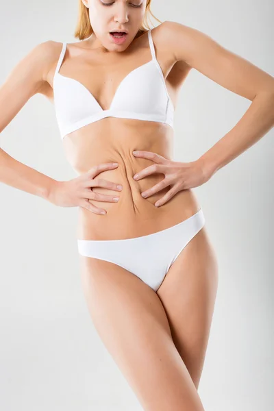 Hermosa mujer en bikini blanco, aislado sobre fondo blanco — Foto de Stock