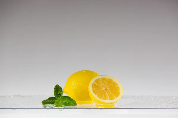 Zitrone mit Wasserspritzer — Stockfoto