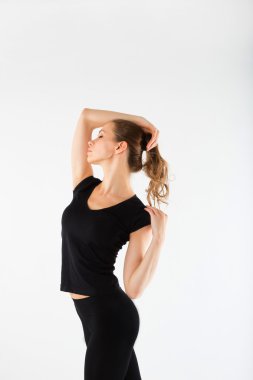 genç güzel atletik kız saçını dokunmadan kapalı gözler ile rahat bir durumda 