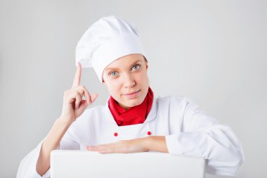 gülümseyen genç kadın Şef ve başparmak olan Pano