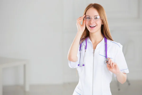 Hastanede doktor tıbbi kadın gülümsüyor — Stok fotoğraf