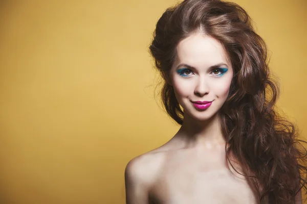 Schönes Model mit langen lockigen Haaren, modisches Make-up — Stockfoto