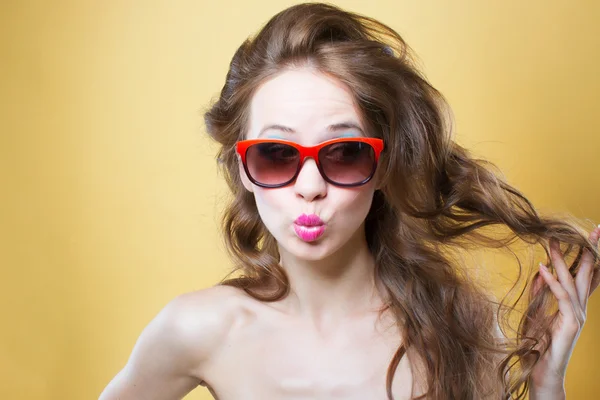 Modelo con pelo rizado largo, maravillas en gafas de sol — Foto de Stock