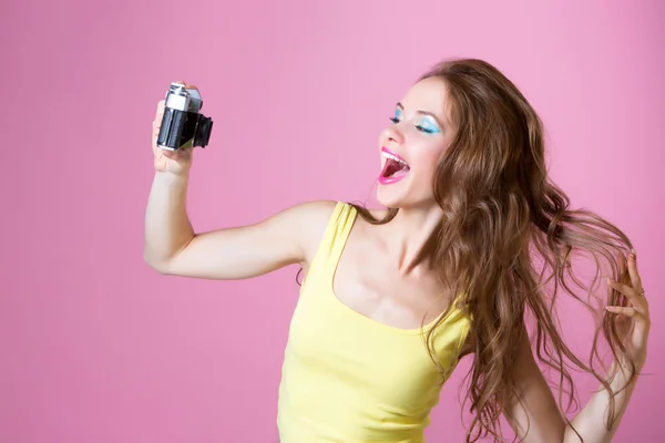 Kamera önünde poz ve self-po yapıyor güzel kız — Stok fotoğraf