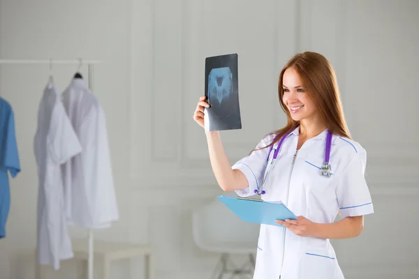 Medical doctor looking at x-ray picture of lungs in hospital — Stock Photo, Image