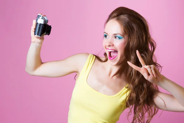 Young beautiful girl doing a self-portrait in the style of vintage camera Depiction Of A Selfie — Stock Photo, Image