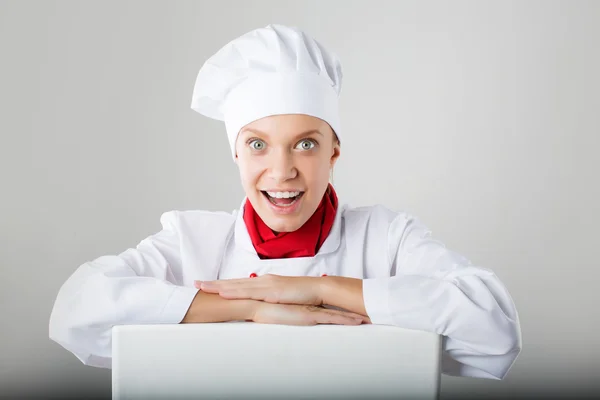 Concetto di cucina e cibo - cuoca sorridente, cuoca o panettiera con le braccia incrociate — Foto Stock
