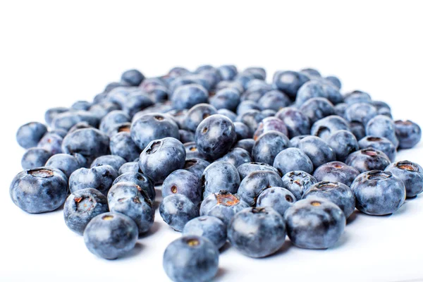 蓝莓隔离在白色背景上的堆 — 图库照片