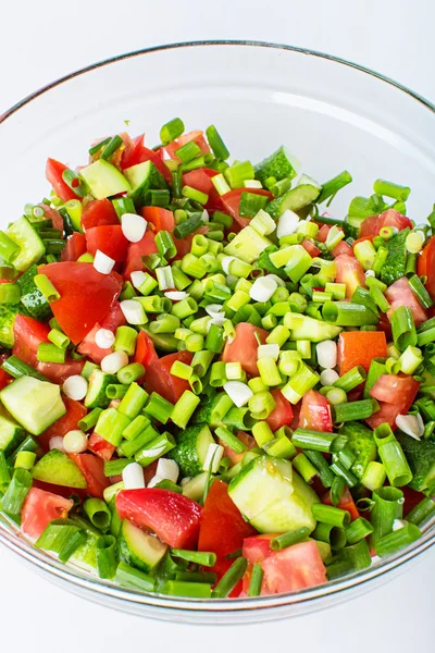 Salade de légumes aux tomates fraîches concombres et oignons verts — Photo