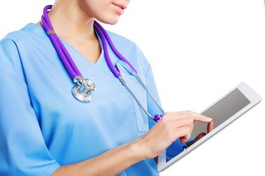 Beyaz arka plan üzerinde izole elektronik tablet ile doktor