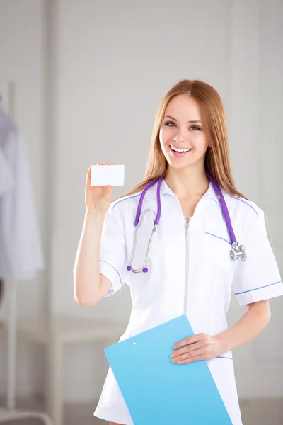 Femme médicale souriante médecin à l'hôpital — Photo