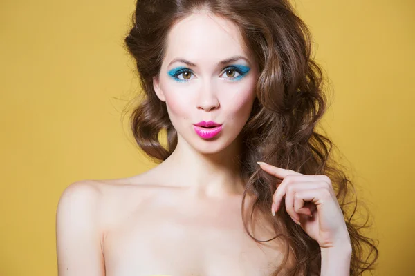 Hermosa modelo con pelo rizado largo, maquillaje de moda —  Fotos de Stock