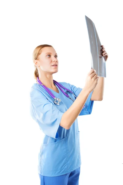 Junge Krankenschwester hat das Röntgenbild untersucht — Stockfoto