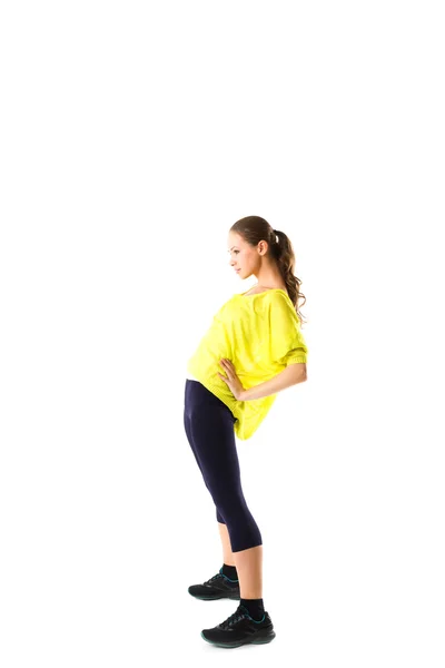 Спортивная фитнес-женщина, молодая здоровая девушка делает упражнения, полный портрет изолированы на белом фоне — стоковое фото