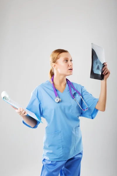 Enfermera joven ha estado estudiando la radiografía — Foto de Stock