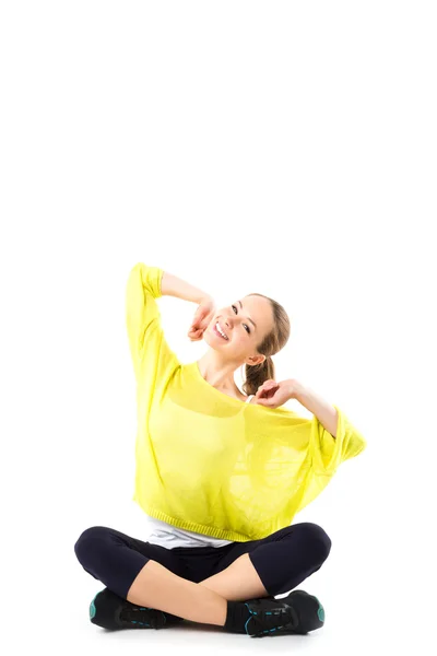 Jonge mooie vrouw poseren in een sportschool outfit. geïsoleerd op witte achtergrond — Stockfoto