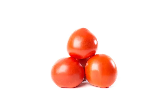 Rode tomaten op witte achtergrond — Stockfoto