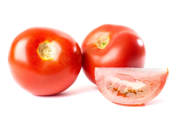 Tomates vermelhos sobre fundo branco — Fotografia de Stock
