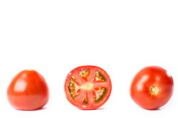 Rebanada de tomate aislado en blanco — Foto de Stock