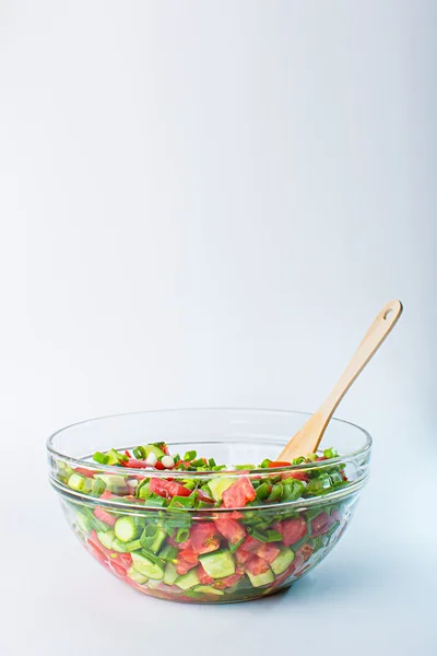 Salade de légumes aux tomates fraîches concombres et oignons verts — Photo