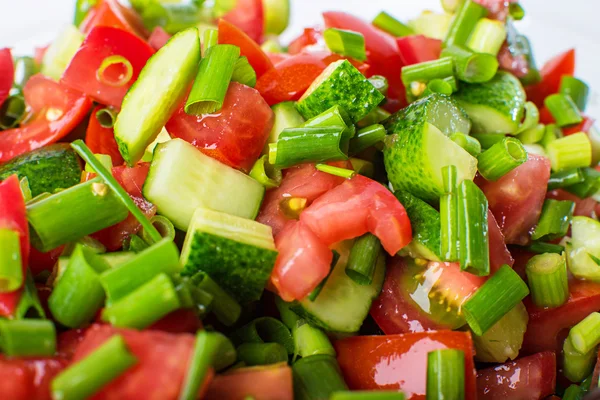 Grönsakssallad med färska tomater gurka och salladslök — Stockfoto