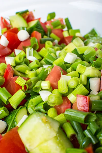 Ensalada de verduras con tomates frescos pepinos y cebollas verdes — Foto de Stock