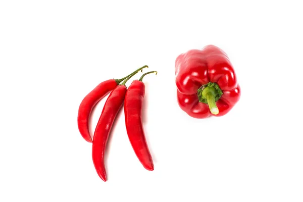 Piment rouge (paprika) et piment fort isolés sur fond blanc — Photo