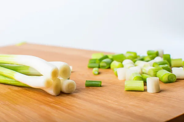 Oignon vert printemps sur planche en bois — Photo