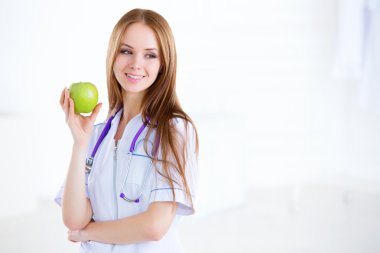 gülümseyen bir hemşire önünde portresi