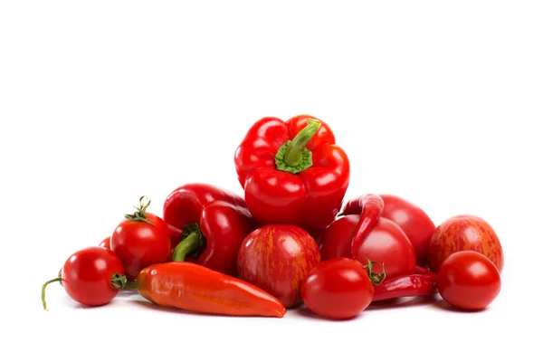 Légumes rouges frais isolés sur blanc — Photo