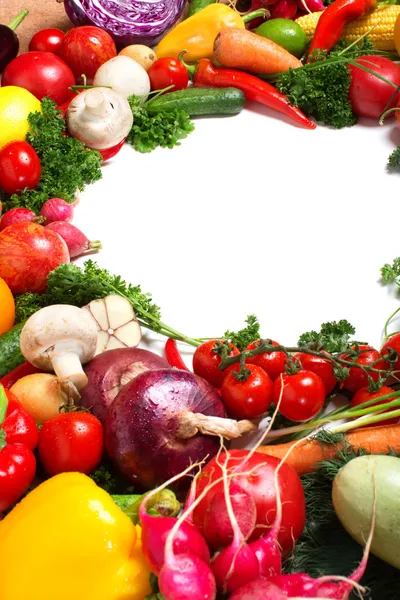 Motivo decorativo di verdure fresche su sfondo bianco — Foto Stock