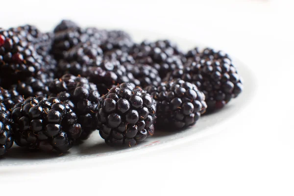 Plate with blackberries isolated on white background — Stock Photo, Image
