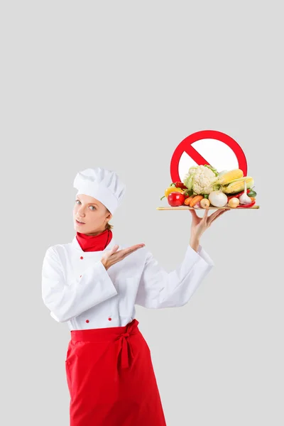 Cozinheiro mantém em uma mão uma bandeja de madeira. Cozinhe com vegetais proibidos de montanha — Fotografia de Stock