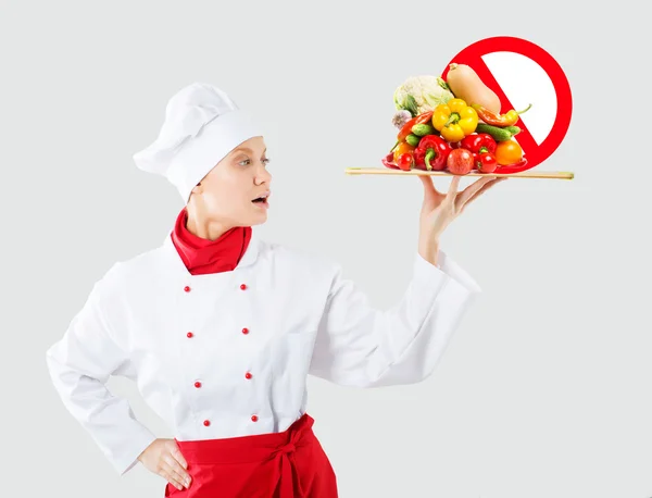 Cook holds in one hand a wooden tray. Cook with mountain prohibited vegetables — Stock Photo, Image