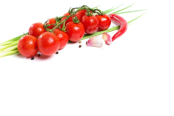 Tomates fraîches au poivre et ail isolé sur fond blanc — Photo