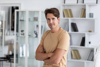 İçeride kendine güvenen yakışıklı bir adamın portresi. Kameraya bak..