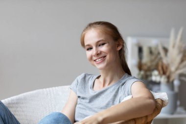 Evdeki rahat koltukta hayal kuran sevimli, mutlu bir kızın yakın plan portresi. Kadınlar huzurlu, sakin ve stressiz bir hayat sürerler..