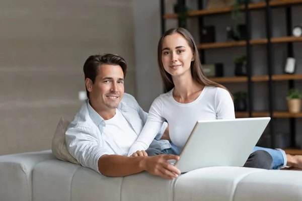 Retrato Encantadora Pareja Joven Utilizando Ordenador Portátil Sala Estar Casa — Foto de Stock