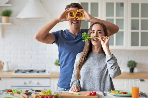 Boldog Fiatal Pár Szórakozik Modern Konyhában Fedett Miközben Zöldség Étel — Stock Fotó