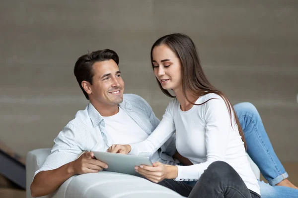 Feliz Pareja Joven Discutiendo Información Internet Compras Línea Navegar Por — Foto de Stock