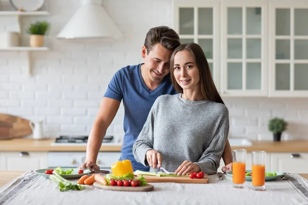 Beautiful Young Couple Smiling While Preparing Vegetable Salad Kitchen Home — Stock Fotó