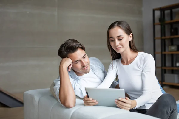 Retrato Encantadora Pareja Joven Utilizando Ordenador Portátil Sala Estar Casa — Foto de Stock